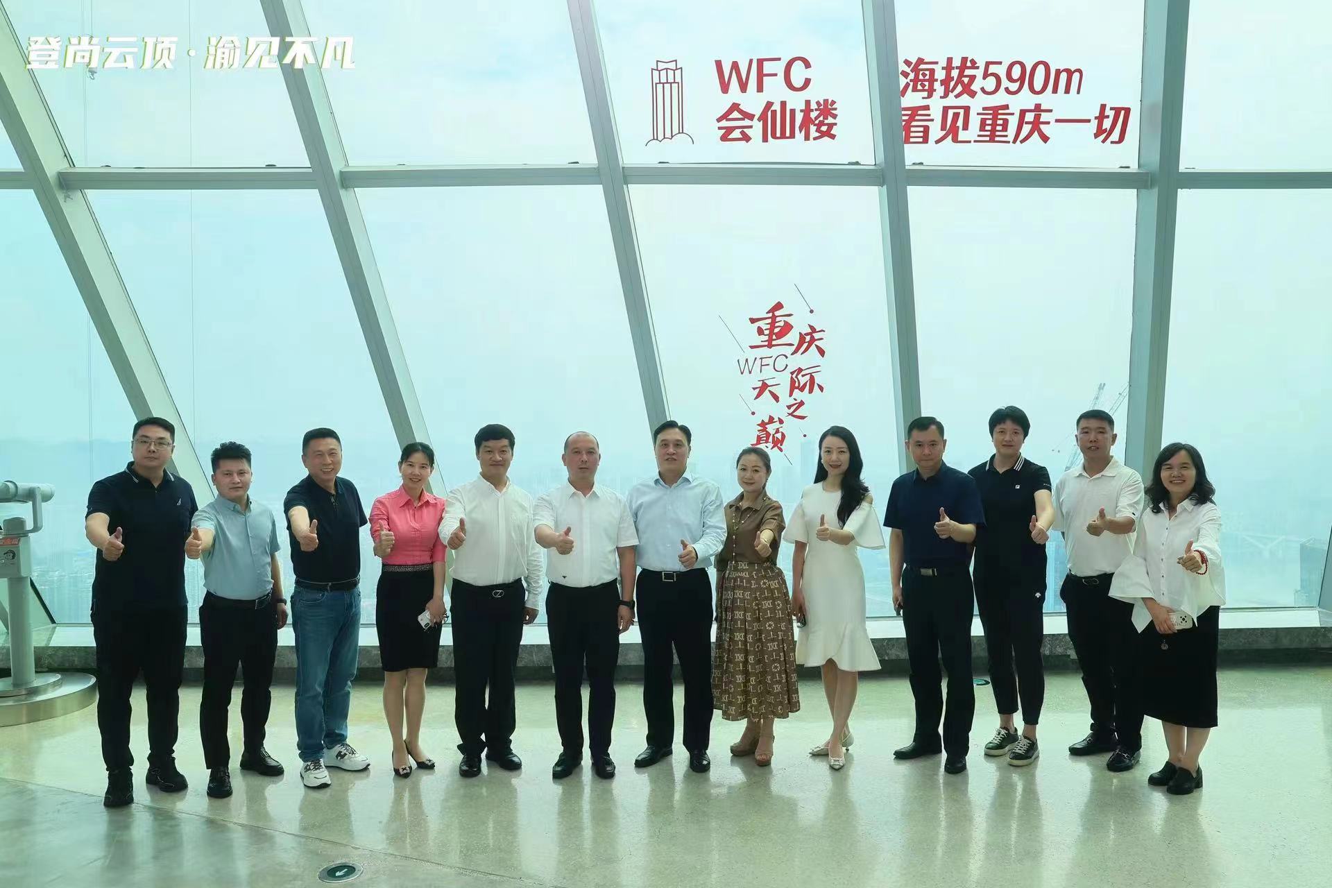 在觀景臺(tái)合照.jpg